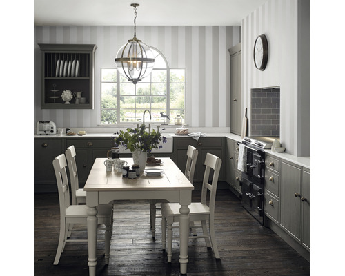 Klassische Küche mit Esstisch, Stühlen, Hängeleuchte und Küchenschränken.