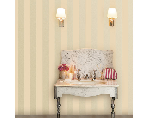 Badezimmer mit Waschbecken aus Marmor und gestreifter Tapete