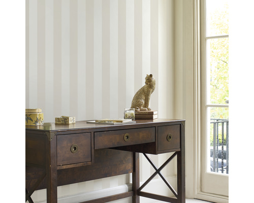 Szene mit gestreifter Tapete und Schreibtisch im Raum.