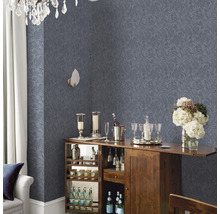 Dekoratives Interieur mit gemusterter Tapete, Bar und Kristalllüster