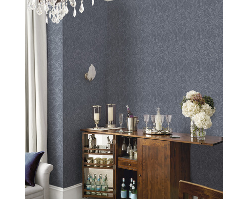 Dekoratives Interieur mit gemusterter Tapete, Bar und Kristalllüster