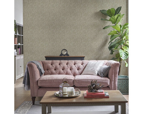 Wohnzimmer mit gemusterter Tapete, Sofa, Couchtisch und Dekorationen