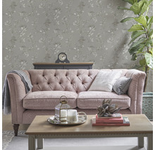 Wohnzimmer mit Sofa, Couchtisch und dekorativer Tapete