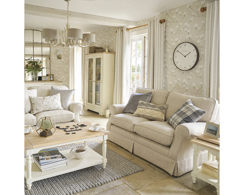 Wohnzimmer mit Sofa, Sessel, Couchtisch, Vitrine und dekorativer Wandtapete