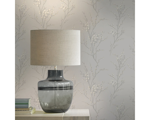 Szene mit Tischlampe und floral gemusterter Tapete