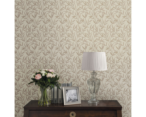 Raumansicht mit floral gemusterter Tapete, Tischlampe und Dekoration