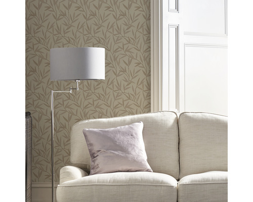 Wohnzimmer mit Sofa, Stehlampe und Tapete mit Blattmuster