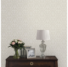 Tapete mit floralem Muster im Interieur mit Tisch, Lampe, Blumen und Bilderrahmen