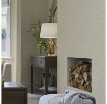 Wohnzimmer mit floral gemusterter Tapete, Konsole, Dekoration und Kaminholz