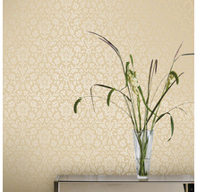 Wand mit floral gemusterter Tapete und Vase