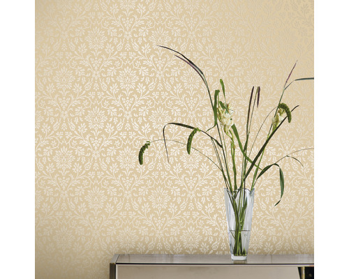 Wand mit floral gemusterter Tapete und Vase