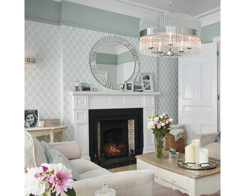 Wohnzimmer mit Kamin, Spiegel, Pendelleuchte und Sofa für eine gemütliche Atmosphäre.