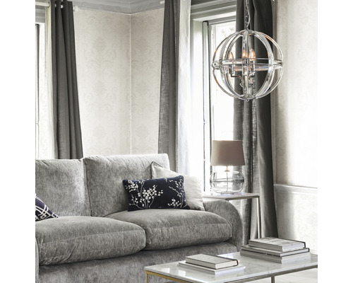 Wohnzimmer mit grauem Sofa, Vorhängen und Kugel-Pendelleuchte