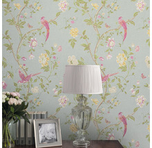 Tapete mit Vogel-, Schmetterlings- und Blumenmuster an der Wand