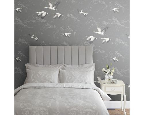 Graues Schlafzimmer mit Bett, Nachttisch und Tapete mit Vogelmotiv