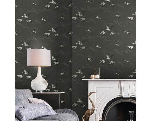 Wohnzimmer mit Tapete mit Vogelmuster, Lampe, Couch und Kamin
