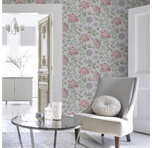 Wohnzimmer mit blumiger Tapete, Sessel und Couchtisch