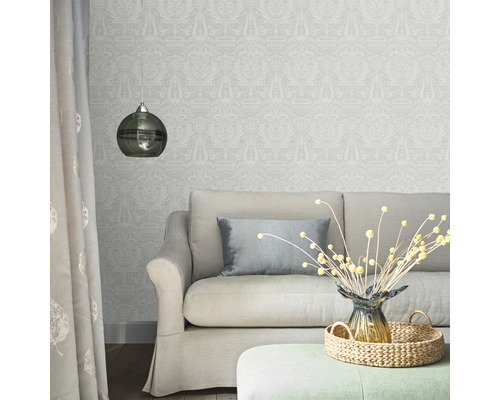 Wohnzimmer mit Tapete, Sofa und Dekoration