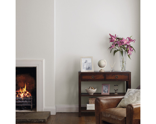 Wohnzimmer mit Kamin und Kommode mit Dekoration