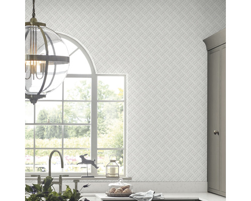 Helle Küche mit gemusterter Tapete