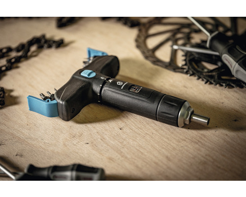 Fahrrad-Drehmomentschlüssel mit verschiedenen Aufsätzen auf einem Holztisch