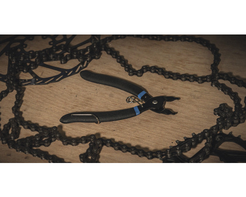 Fahrradkettenzange umgeben von Fahrradkette