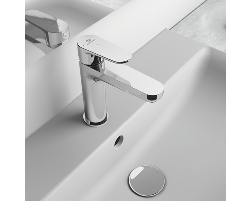 Waschtischarmatur aus Metall auf einem Waschbecken