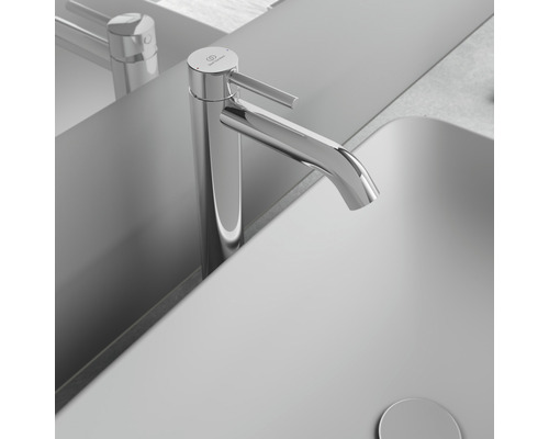 Hochglänzender Waschtischmischer auf einem Waschbecken