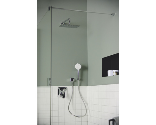 Modernes Badezimmer mit Regendusche, Handbrause und Aufputzarmatur an weiß gefliester Wand