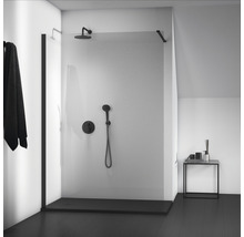Modernes Badezimmer mit Duschkabine, Kopfbrause und Handbrause