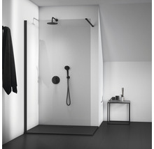 Badezimmer mit ebenerdiger Dusche, Duscharmatur und Handtuch
