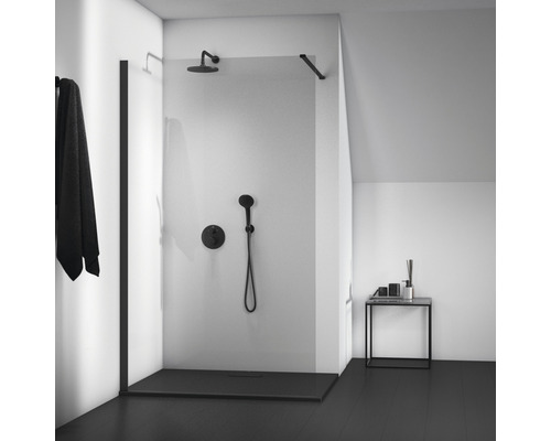 Badezimmer mit ebenerdiger Dusche, Duscharmatur und Handtuch