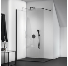 Begehbare Dusche mit Duschkopf und Handbrause in modernem Badezimmer