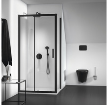 Badezimmer mit Duschkabine, Toilette und Accessoires