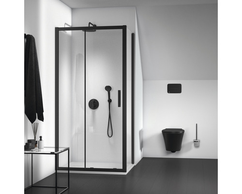 Badezimmer mit Duschkabine, Toilette und Accessoires