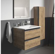 Badezimmer mit Waschtischunterschrank, Spiegelschrank und Hochschrank in Holzoptik