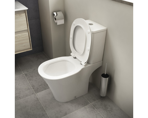 Weißes Stand-WC mit offenem Deckel im Badezimmer