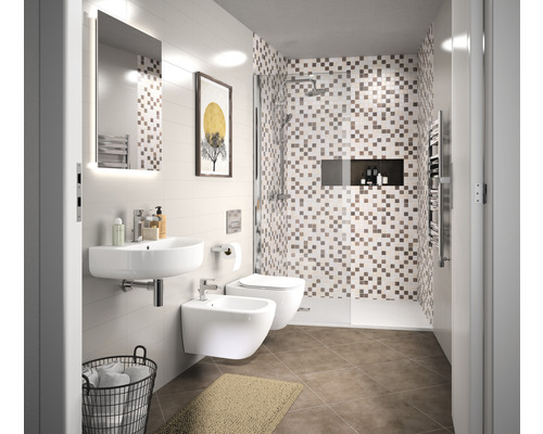 Helles Badezimmer mit Waschbecken, Toilette, Bidet und Mosaikfliesen