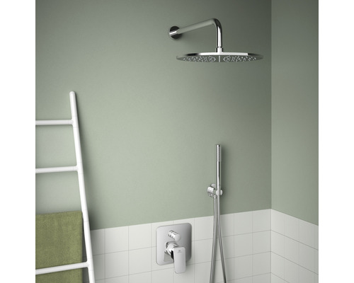 Badezimmer mit Regendusche, Handbrause und Armatur