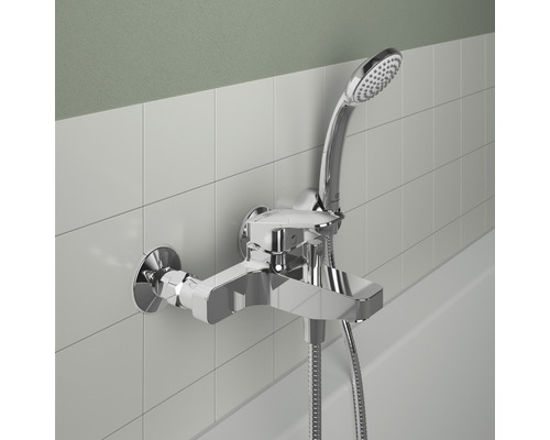 Wannenarmatur mit Brausegarnitur zur Wandmontage im Badezimmer
