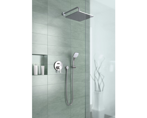 Duscharmatur mit Kopfbrause und Handbrause in einem Badezimmer