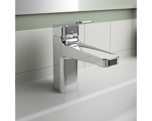 Glänzende Waschtischarmatur aus Metall auf einem Waschbecken