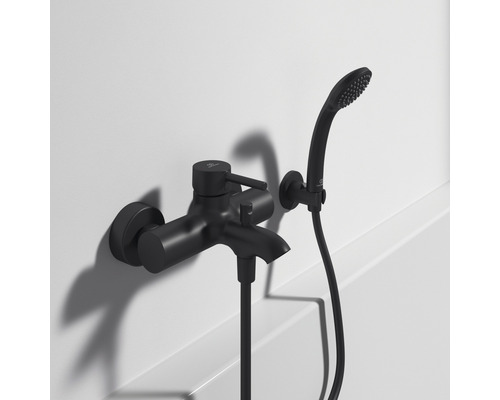 Mattschwarze Badewannenarmatur mit Handbrause