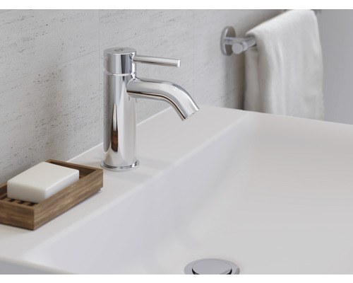 Badezimmer Waschbecken mit Chrom Einhebelmischer und Seife