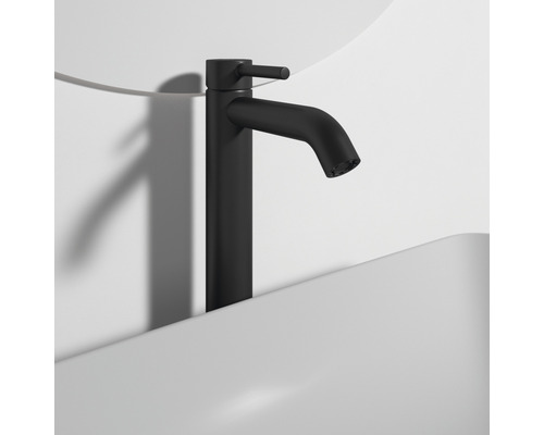 Schwarzer Waschtischarmatur Wasserhahn auf einem Waschbecken