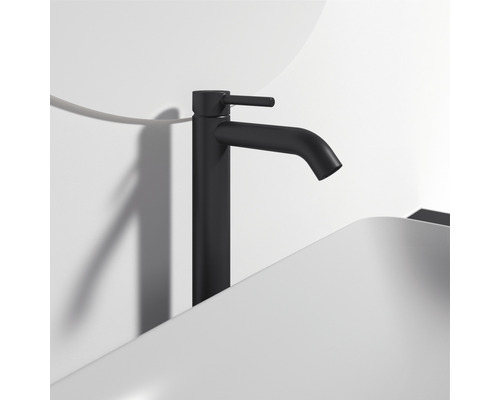 Schwarzer Waschtischmischer auf einem Waschbecken