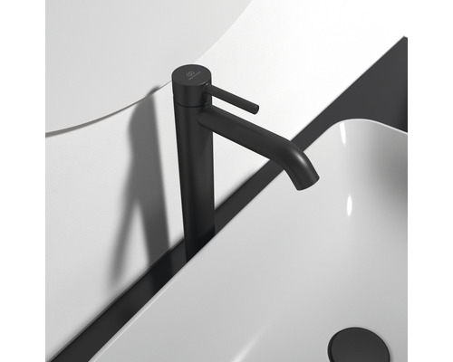 Waschtischarmatur neben einem Waschbecken