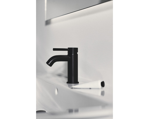Waschbecken mit schwarzer Armatur und Tube