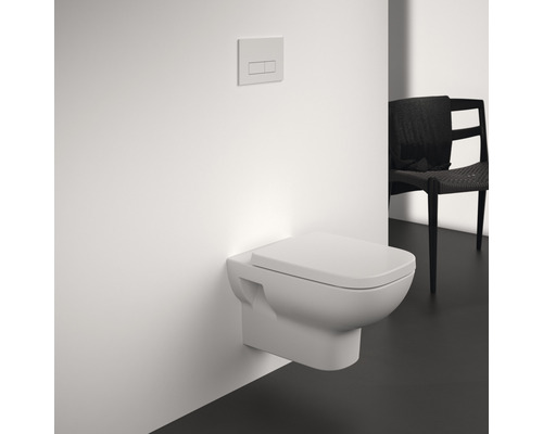 Wandhängendes WC mit Betätigungsplatte in einem Badezimmer.