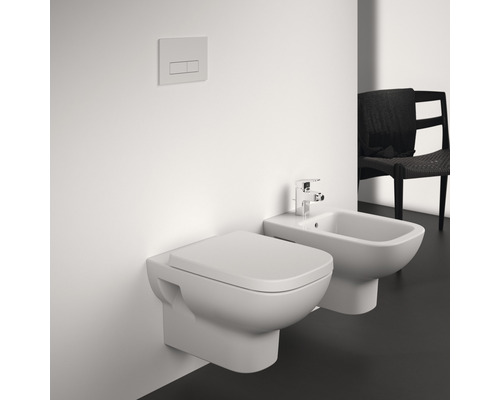 Wandhängendes WC und Bidet mit Spültaste in einem Badezimmer